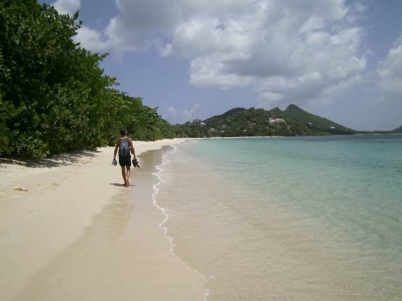 Caminhando em Paradise Beach, no sul de Carriacou, ilha ao norte de Granada